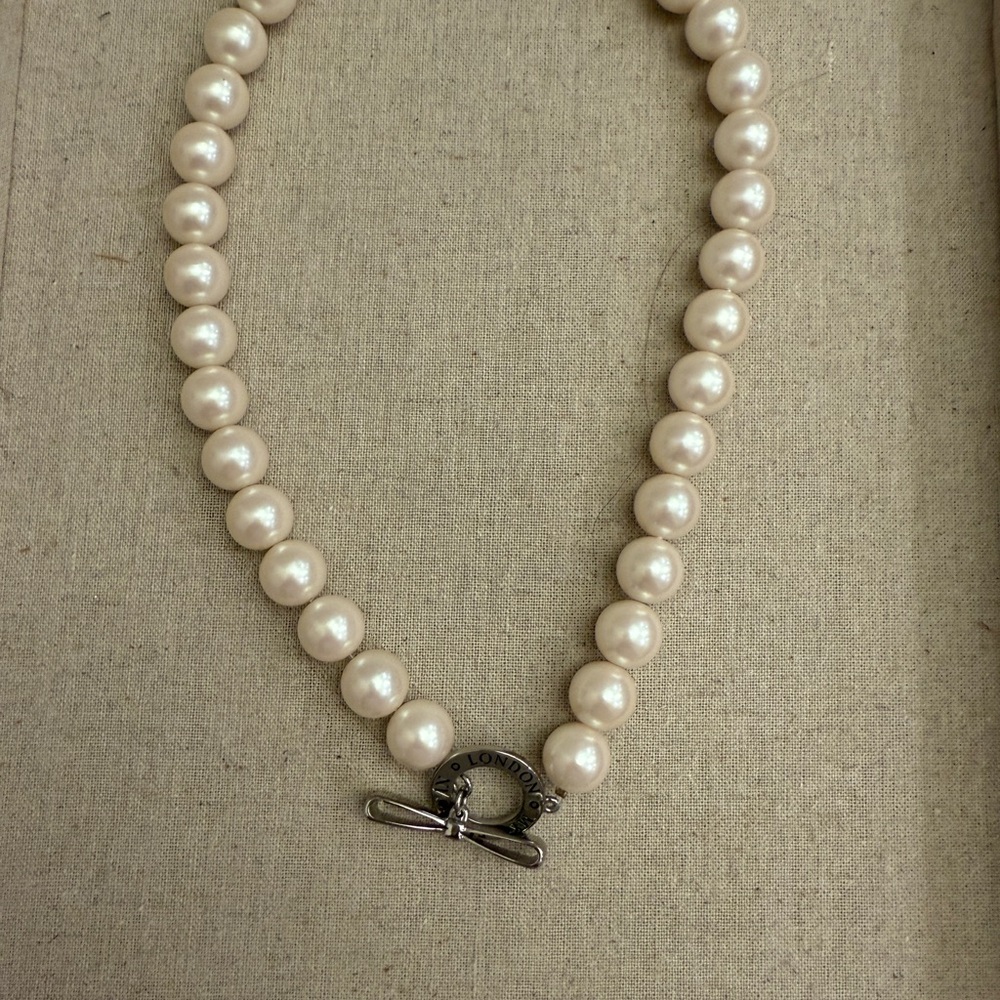 Elegant Pearl Necklace with Silver Clasp